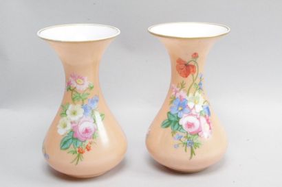 null PAIRE DE VASES en opaline rose saumon à décor polychrome de fleurs, Epoque Louis...