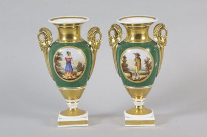 null PAIR OF SMALL VASES baluster in porcelain of Paris with polychrome decoration...