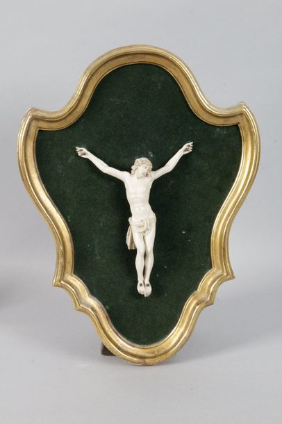 null CHRIST en ivoire sur fonde de velours vert dans un encadrement en bois doré....