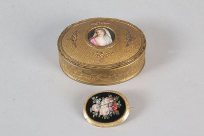 null Oval JEWELRY BOX in guilloché brass, frieze of foliage scrolls, lid decorated...