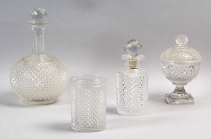 null BACCARAT, XIXe siècle SERVICE DE NUIT en cristal à motif de pointes de diamant...