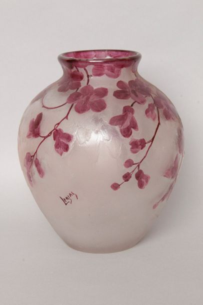 null LEGRAS à Saint-Denis. Vase boule peint et émaillé à décor de branchages fleuris....