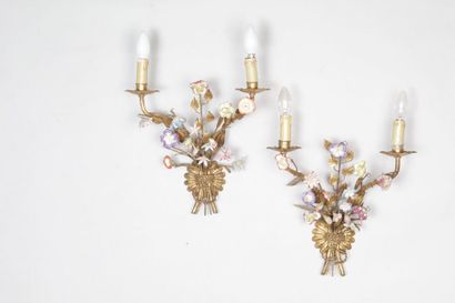 null Pair of two-armed sconces in gilded metal and flowers in polychrome Saxon porcelain....