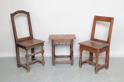 null ENSEMBLE comprenant deux petites chaises et un tabouret en bois naturel. Piètement...