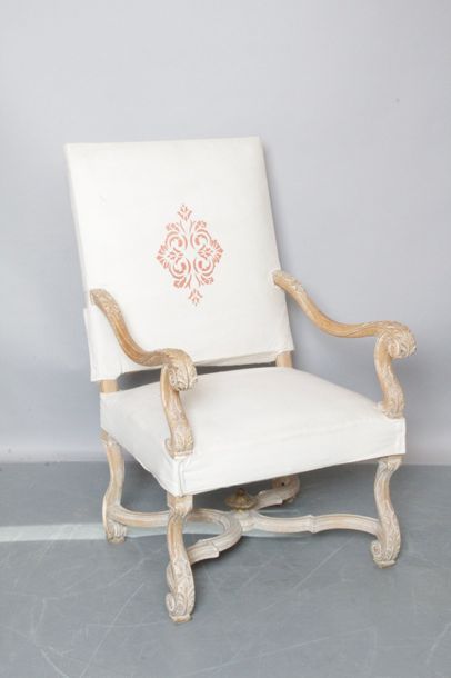 null FALSEUIL with high flat backrest in white moulded and carved wood with acanthus...