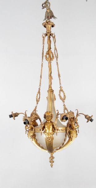 null LUSTRE de style Louis XVI en bronze doré et verre polis figurant trois putti...