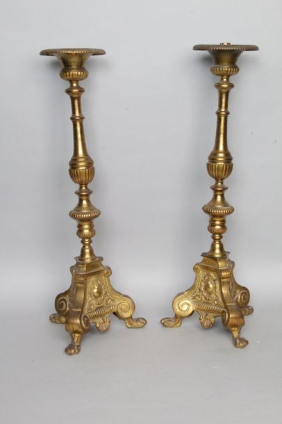 null Pair of AUTEL CIERGES D'AUTEL, in copper in the Louis XIV style, resting on...