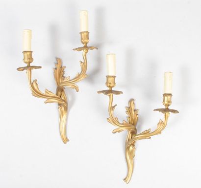 null Pair of Louis XV style two-light arm sconces in chased gilt bronze. H. 40 c...