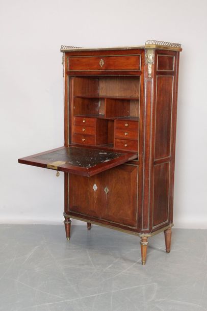 null LADY'S SECRETARY, in mahogany, mahogany veneer and brass fillet. It has a drawer...