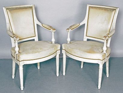 null PAIR OF CABRIOLET FALLS in white lacquered beech wood, moulded and sculpted...