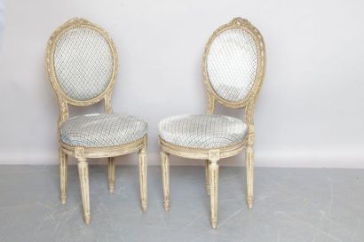 null PAIR OF CHAIRS, medallion backrests in white lacquered wood and carved with...