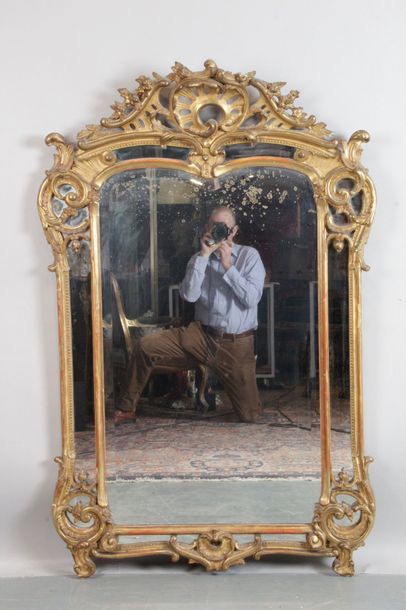 null LARGE MIRROR with partridge in carved and gilded wood decorated with a pediment...