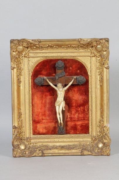 null TABLEAUX CRUCIFIX Christ en ivoire sur une croix en bois noirci, titulus et...