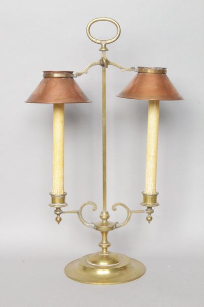 null LAMPE BOUILLOTTE en laiton et abat-jour en cuivre à deux lumières. XIX siècle....