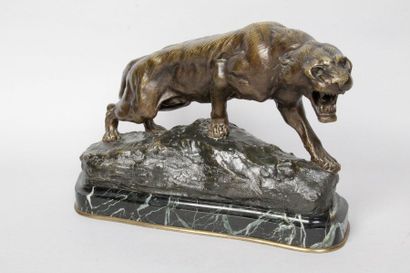null Thomas François CARTIER (1879-1943). Lionne. Epreuve en bronze à patine nuancée...