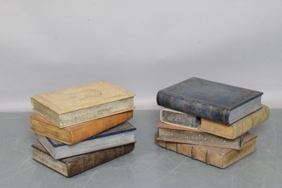 null PAIRE DE TABOURETS composés de livres en trompe l’œil en bois polychrome. H :...