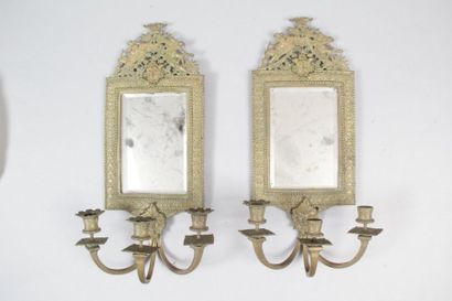 null PAIRE DE PLAQUES DE LUMIERE a trois bras de lumières en bronze à décor de mascaron....