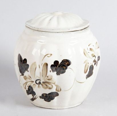 null KOREA, late Choson period, 18th-19th century SPHERICAL COVERED POT with ceramic...