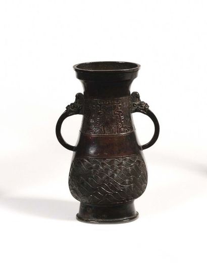 null CHINE Vase d’autel de forme balustre en bronze à patine brun rouge à deux anses...