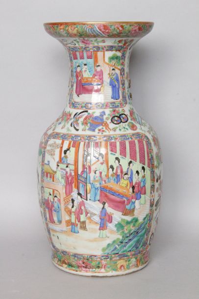 null CHINE VASE en porcelaine de forme balustre décoré en émaux polychromes de Canton...