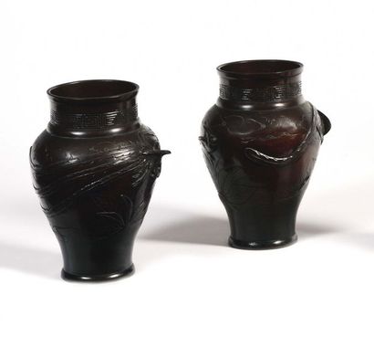 null JAPANESE VASES PAIRS of baluster shape in bronze with a brown patina, decorated...