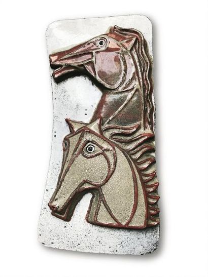 null JEAN DERVAL (1925-2010) Plaque en relief à têtes de chevaux en céramique émaillée...