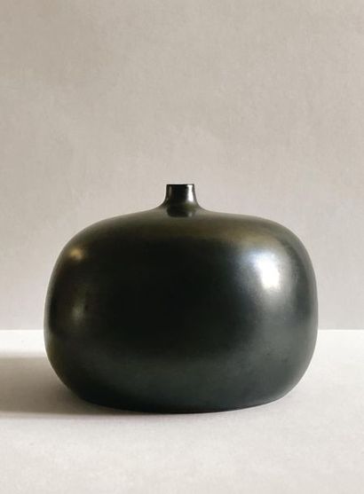 null GEORGES JOUVE (1910-1964) Vase «Pomme» en céramique émaillée noire à reflets...