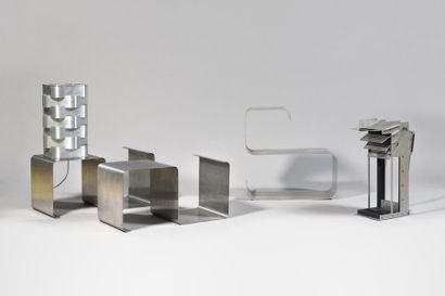 null 
TRAVAIL CONTEMPORAIN


Lampe moderniste, de table, en lames d’aluminium


Numérotée...
