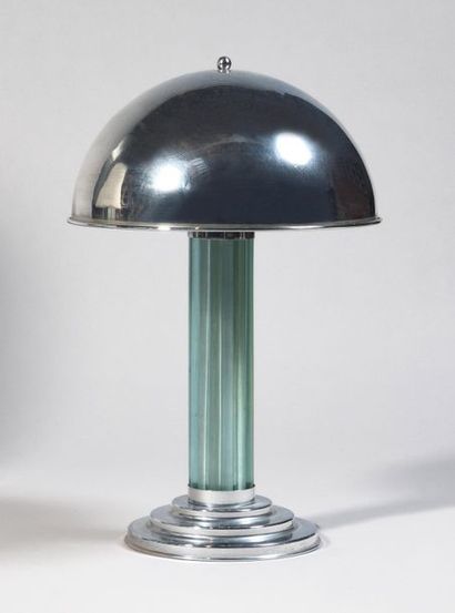 TRAVAIL DES ANNÉES 1930 Lampe de style moderniste...
