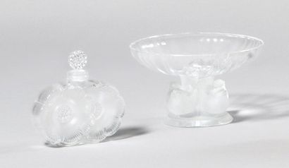 null LALIQUE France Cup on stand with four moulded glass sparrows Height: 8 cm -...