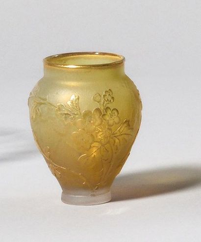 DAUM NANCY Vase miniature ovoïde à col droit...