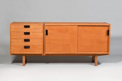null WORK OF THE 1950's Oak veneer sideboard opening with two sliding panels and...