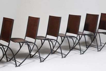 null Suite de huit chaises pliantes en fer forgé laqué noir, assise et dossier en...