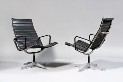 null CHARLES ET RAY EAMES (XXe-XXIe) Pair of grey leather visitor armchairs on cast...