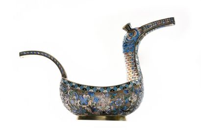 null KOVSH en forme de sauvagine par OVTCHINNIKOV

Argent doré, émail cloisonné.

Poinçons...