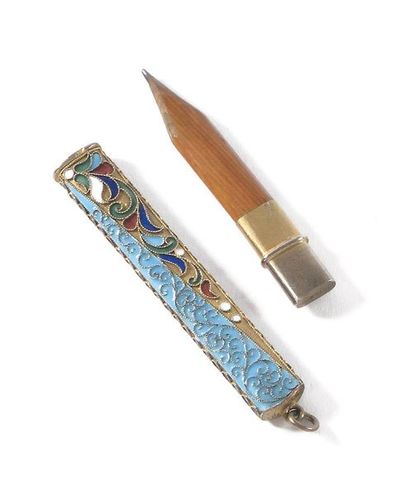 null PORTE-CRAYON avec son crayon d'origine

Argent, vermeil, email cloisonné.

Poinçons...