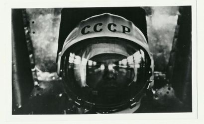 null GAGARINE Youri (1934-1968)

« Autoportrait dans l’espace », rare photographie...