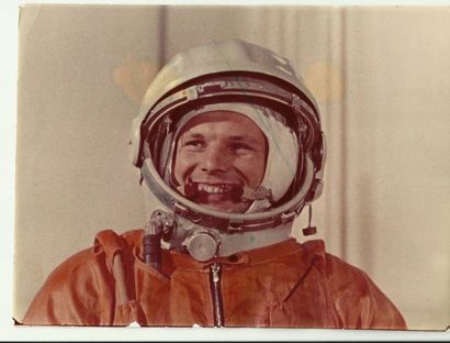 null GAGARINE Youri (1934-1968)

Gagarine en costume d'astronaute. Tirage argentique...