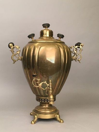 null SAMOVAR
Cuivre, 52 x 41 cm.
Tula, production des frères Shemarine, XIXe siècle.

SAMOWAR
Copper,...