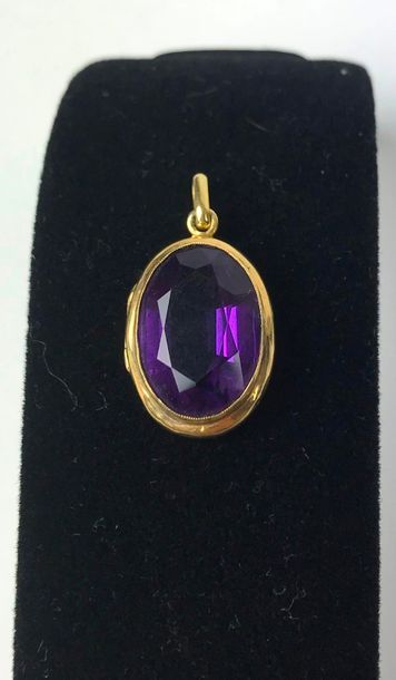 null PENDANT in yellow gold decorated with a large amethyst in a closed setting....