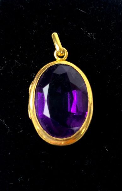 null PENDANT in yellow gold decorated with a large amethyst in a closed setting....