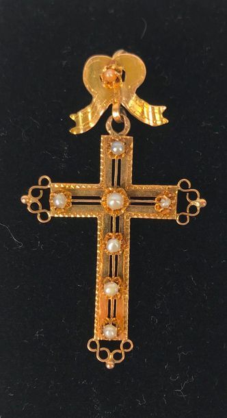 null Gold and pearl crosses. Gross weight: 3 g Length: 4.5 x 2.5 cm
