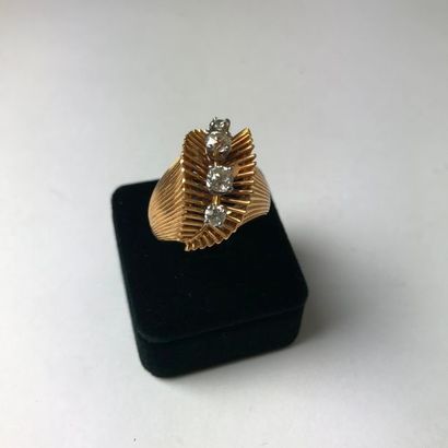null RING in yellow gold with a striated pattern adorned with 4 diamonds. Gross weight:...
