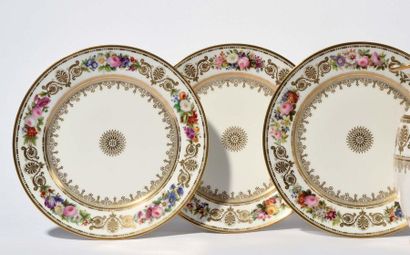 null Manufacture Royale de Sevres Trois assiettes à dessert du service du roi Louis-Philippe,...