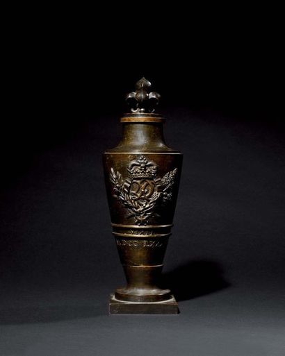 null Importante urne en bronze patiné au chiffre du dauphin Louis-Joseph-Xavier de...
