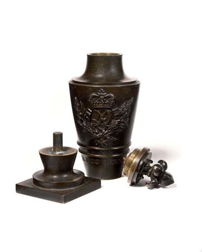 null Important bronze urn patinated with the figure of the dolphin Louis-Joseph-Xavier...