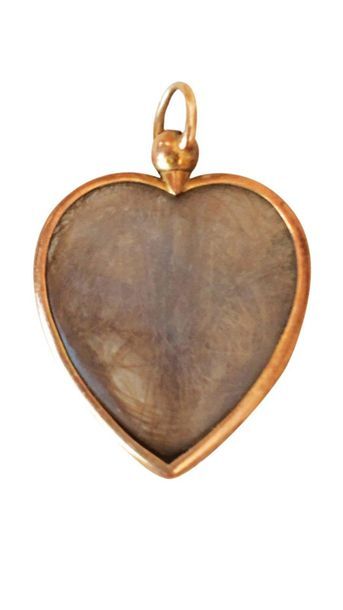 null Louis XVI Médaillon en cristal de roche en forme de coeur cerclé d’or et contenant...