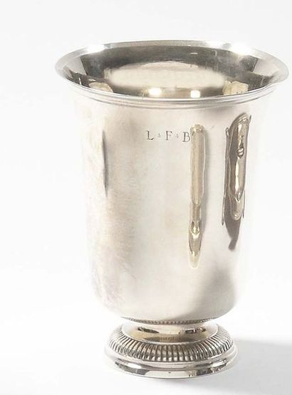 null Tulip-shaped timbale in plain silver on a gadrooned pedestal, monogrammed on...