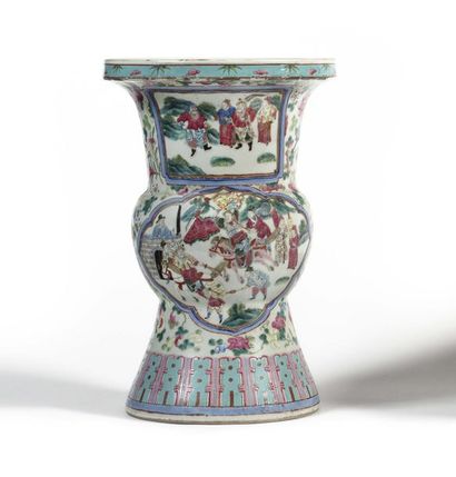 null Chine Large vase de forme balustre (« beaker vase ») en porcelaine décoré en...