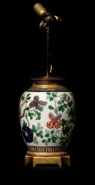 null Ovoid-shaped Chinese porcelain vase with white background and polychrome decoration...